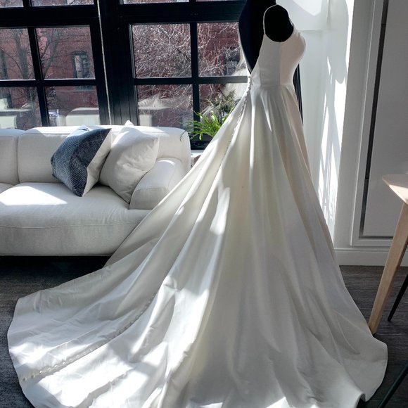 Allure Bridals Dresses & Skirts - Brand New! Allure Wedding Dress Ivory Size 4